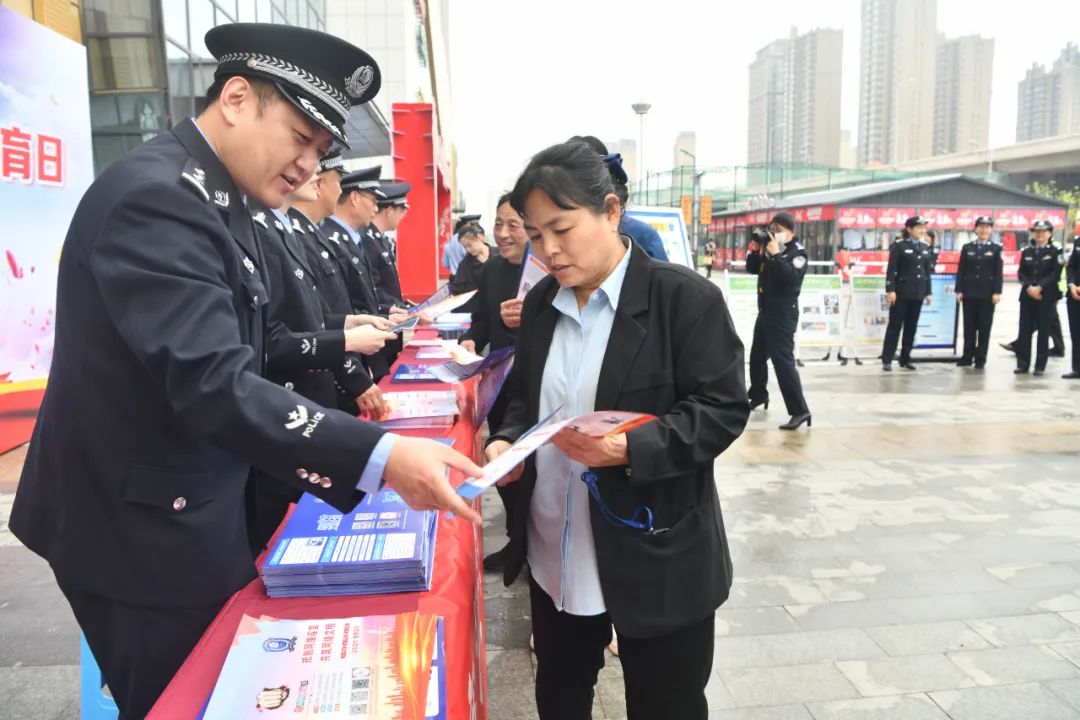 国家安全“警”记于心!鲁西新区警方开展“全民国家安全教育日”宣传活动M6米乐官网(图2)